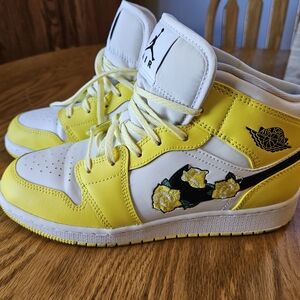 Jordan 1 Mid SE GS 'Rose Patch - Dynamic Yellow